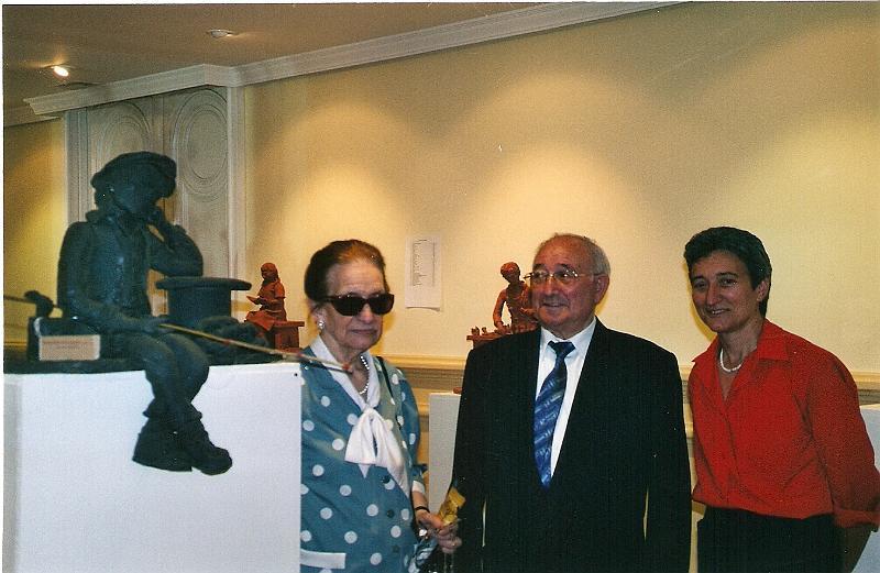 PRIMERA EXPOSICION DE GODOY CON SUS PADRES.jpg